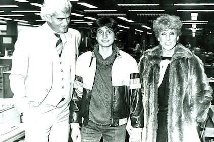 Gaby Sabatini, con Osvaldo y con Betty en la redacción de LA NACION en 1984, tras ganar Roland Garros junior