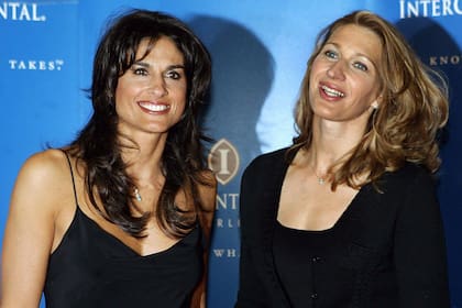 Gaby Sabatini y Steffi Graf, grandes rivales y amigas; la imagen corresponde a 2004, tras una exhibición en Berlín