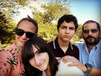 Gaby, su marido y sus dos hijos.