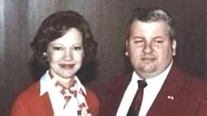 Gacy con la Primera Dama Rosalynn Carter el 6 de mayo de 1978. Seis años después de que comenzaron los asesinatos y siete meses antes de su arresto final