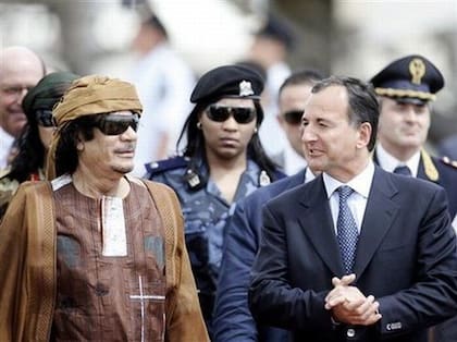 Gaddafi con sus guardaespaldas