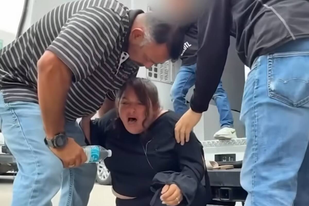 Gael, el hijo de Ericka Quiroz, de siete años, la abrazó mientras sufría un ataque de pánico al momento en que fue detenida por agentes del ICE en una corte de inmigración de San Antonio