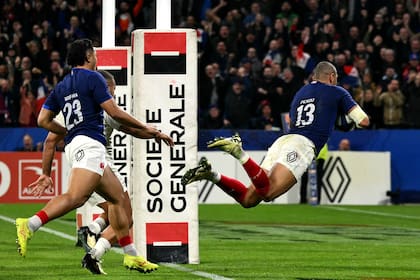 Gaël Fickou se zambulle en el in-goal de Inglaterra para anotar un try; Francia venció por 33-31 en Lyon y resultó bicampeón del Seis Naciones.