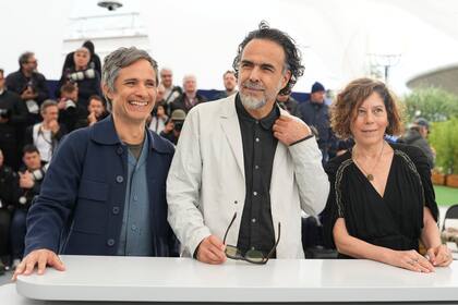 Gael García Bernal, Alejandro González Iñárritu y Martha Sosa Elizondo, en Cannes