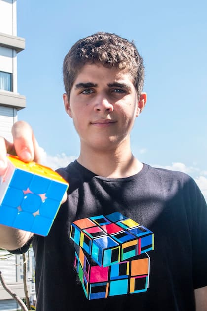 Gael Lapeyre, que obtuvo el domingo el 6to mejor puntaje a nivel mundial en Pyraminx, una de las categorías en las competiciones de Cubo Rubik, muestra a cámara el rompecabezas tridimensional más popular, el 3x3x3
