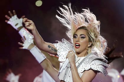 Gaga en su espectáculo del entretiempo del Superbowl, en 2017