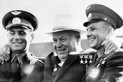 Gagarin, a la derecha del líder ruso Nikita Krushev