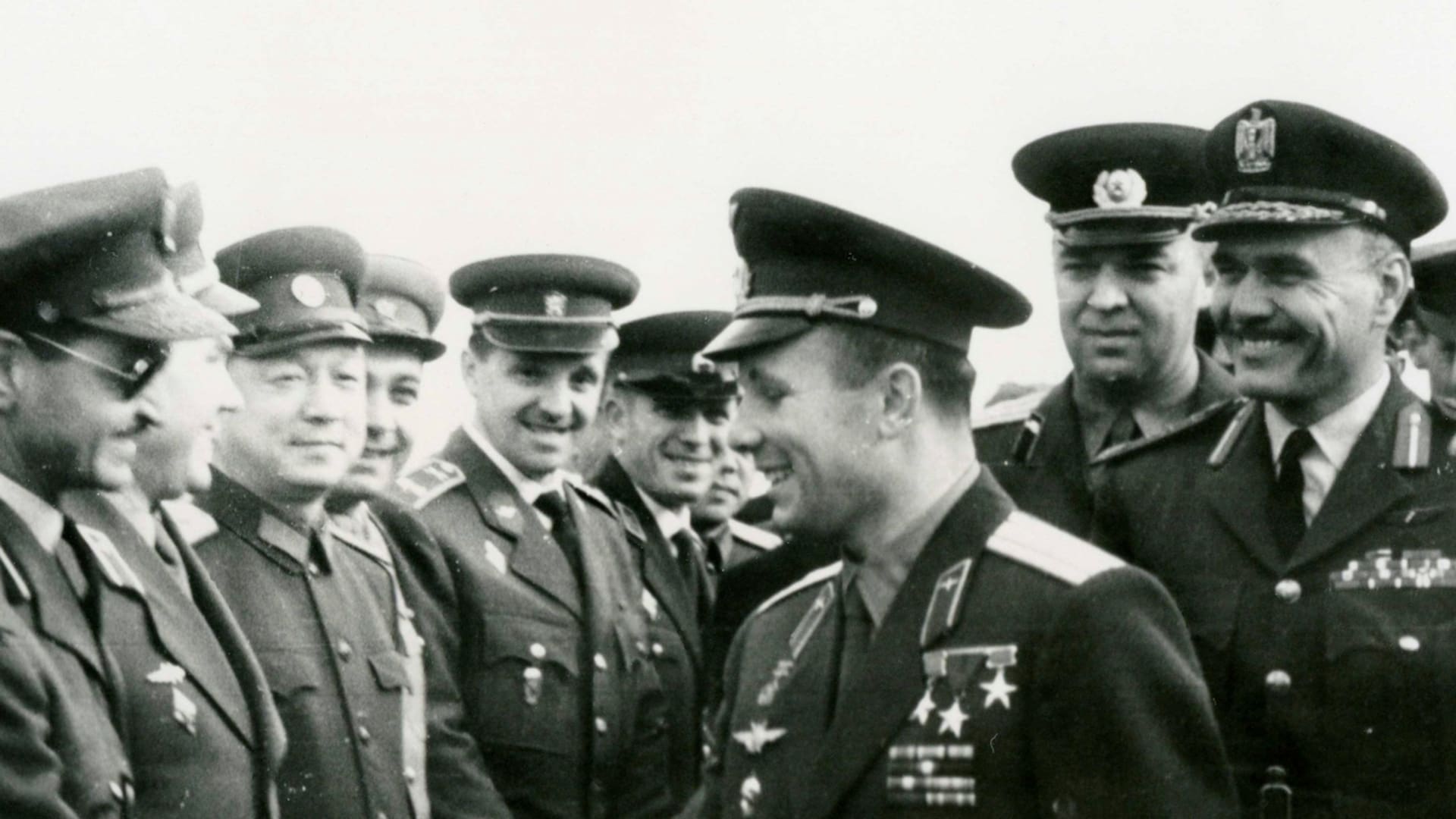 Gagarin saludando al regresar de uno de sus tantos viajes
