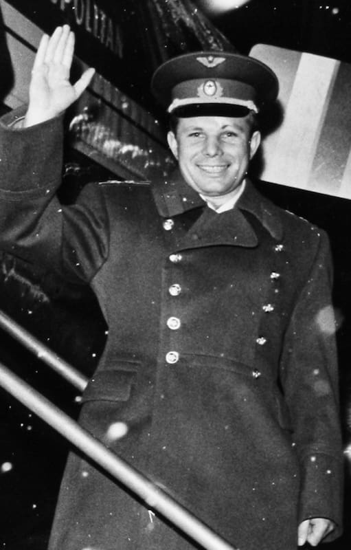 Gagarin saludando al regresar de uno de sus tantos viajes