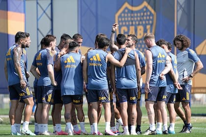 Gago da indicaciones al plantel de Boca en un entrenamiento