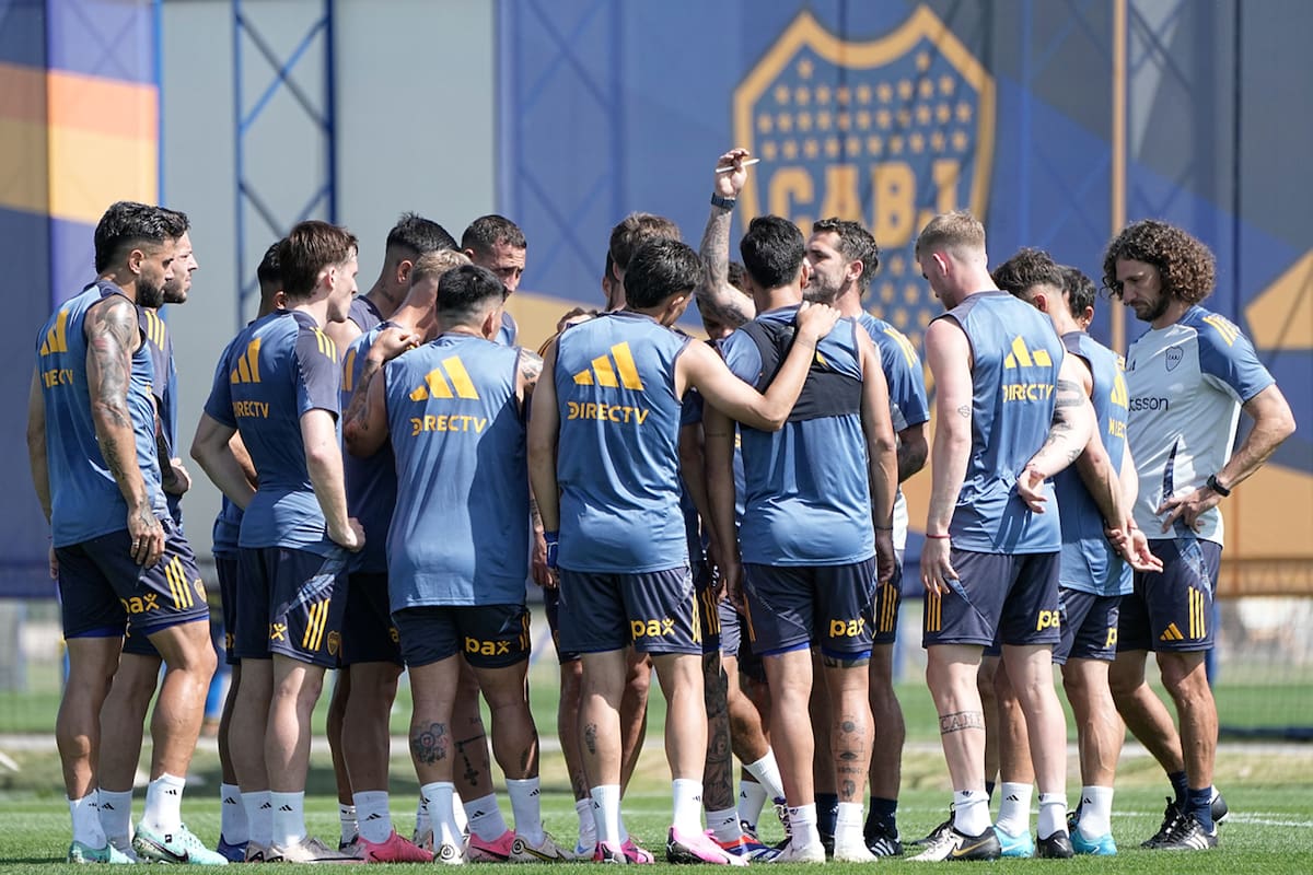 Gago da indicaciones al plantel de Boca tras la derrota 3-0 ante Tigre en el debut del DT; cerca suyo, su ayudante, Fabricio Coloccini (@BocaJrsOficial)