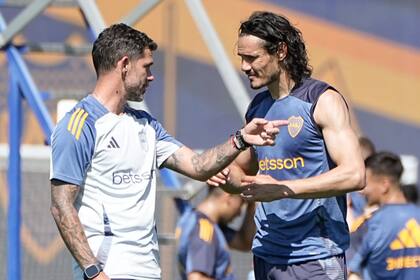 Gago le da indicaciones a Edinson Cavani, una fija en Boca para visitar a Lanús
