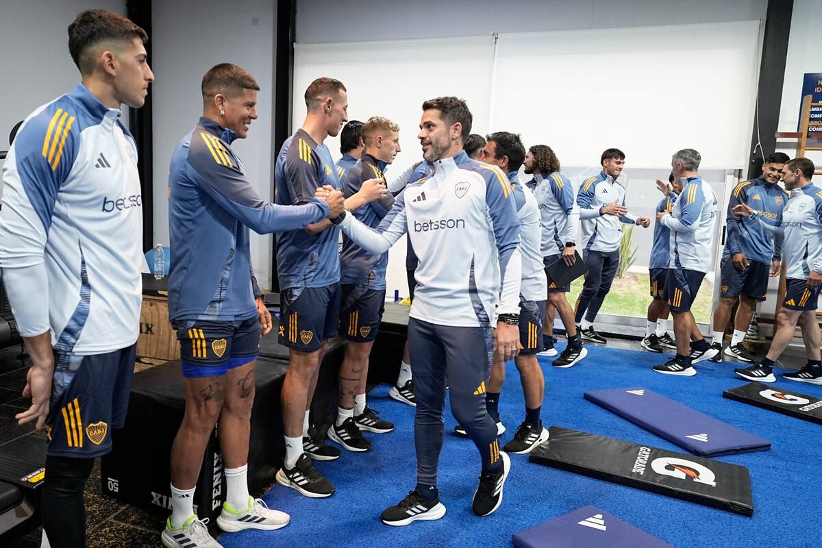 Gago saluda a Marcos Rojo, en su presentación ante el plantel de Boca (Prensa Boca)