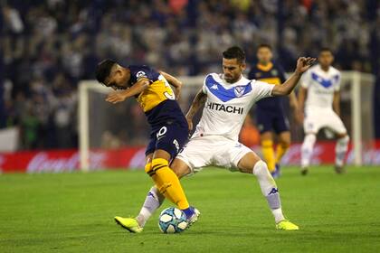 Gago traba. El volante tuvo un buen partido.