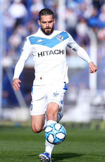 Gago y la pelota, una sociedad que se reactivó este sábado en la cancha de Vélez.