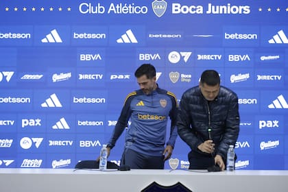 Gago y Riquelme en la presentación, hace cinco meses; aquel día de octubre se sentaban juntos, ahora están más cerca de levantarse para bifurcarse.