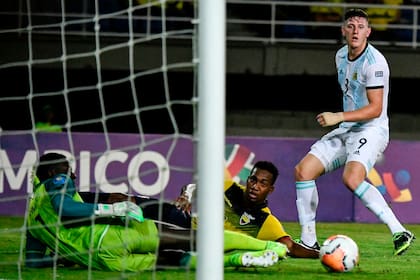 Gaich define pero no será gol. El delantero es la principal carta ofensiva de la selección