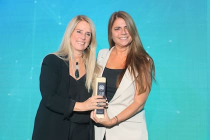 Gail Scriven, Prosecretaria General de LA NACION, y Florencia Fernández Blanco, Editora de A Fondo, reciben uno de los premios de WAN IFRA en Panamá