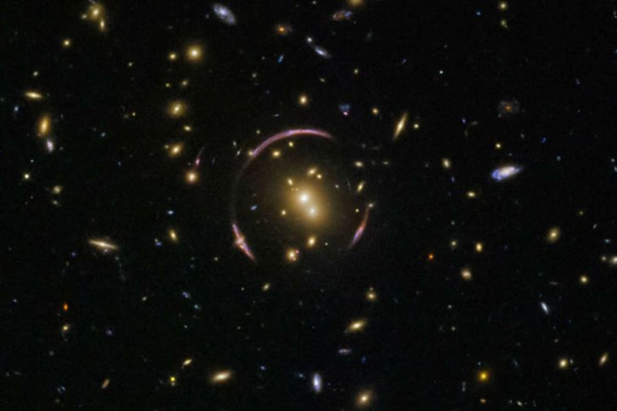 GAL-CLUS-022058s es el más grande y uno de los anillos de Einstein más completos jamás descubiertos en el universo. Crédito: El Financiero