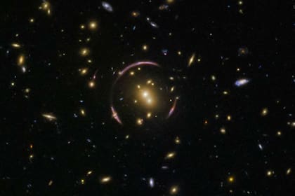 GAL-CLUS-022058s es el más grande y uno de los anillos de Einstein más completos jamás descubiertos en el universo. Crédito: El Financiero
