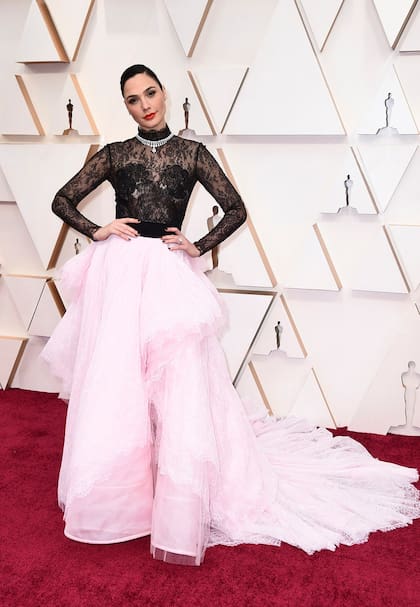 Gal Gadot, muy sexy en un diseño en blanco y rosa, con transparencias y falda con volumen