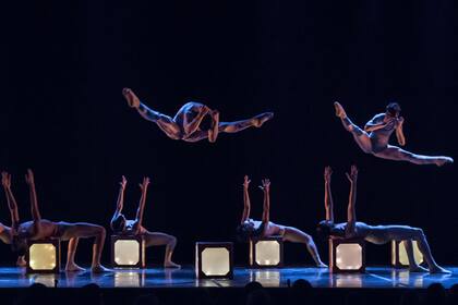 El grupo Cadabra participó de la gala con un fragmento de su obra "Lo que tenía que ser", de Anabella Tuliano. Los cubos de luz, un recurso para "desvencijar las sombras"