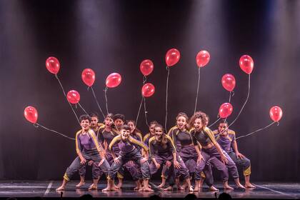 "No lo dejes ir", ritmo y energía en una cumbia para bailarines y globos de helio, por la Compañía Juvenil de Danzas de la Municipalidad de San Martín