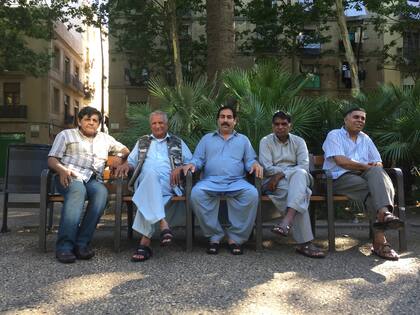 Galanes maduros pakistaníes, en la Rambla del Raval.