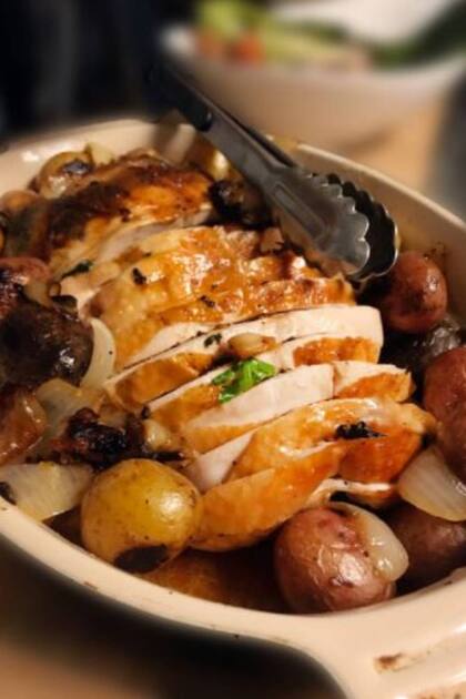 Galantina de pollo, papas asadas y hongos