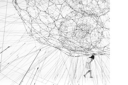Galaxias formándose a través de filamentos, como si fueran gotas de agua en los hilos de la tela de araña, en la Bienal de Venecia de 2009