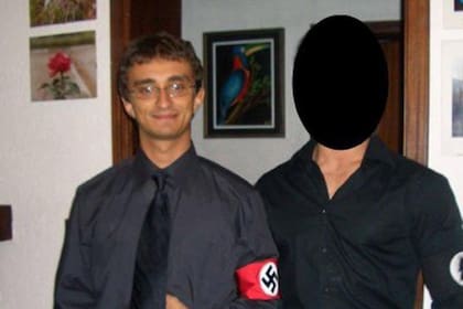 Galeazzo Bignami, que fue nombrado el lunes ministro adjunto de Infraestructura del gobierno de Meloni, fue fotografiado en una fiesta en 2005 con un traje negro y un brazalete con una cruz gamada