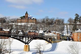 El pueblo de Illinois que parece una película navideña, pero no depende del invierno para atraer visitantes