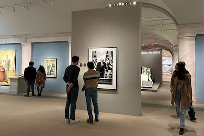 Galería del Smithsonian edita texto del retrato de Trump, elimina referencias a juicios políticos