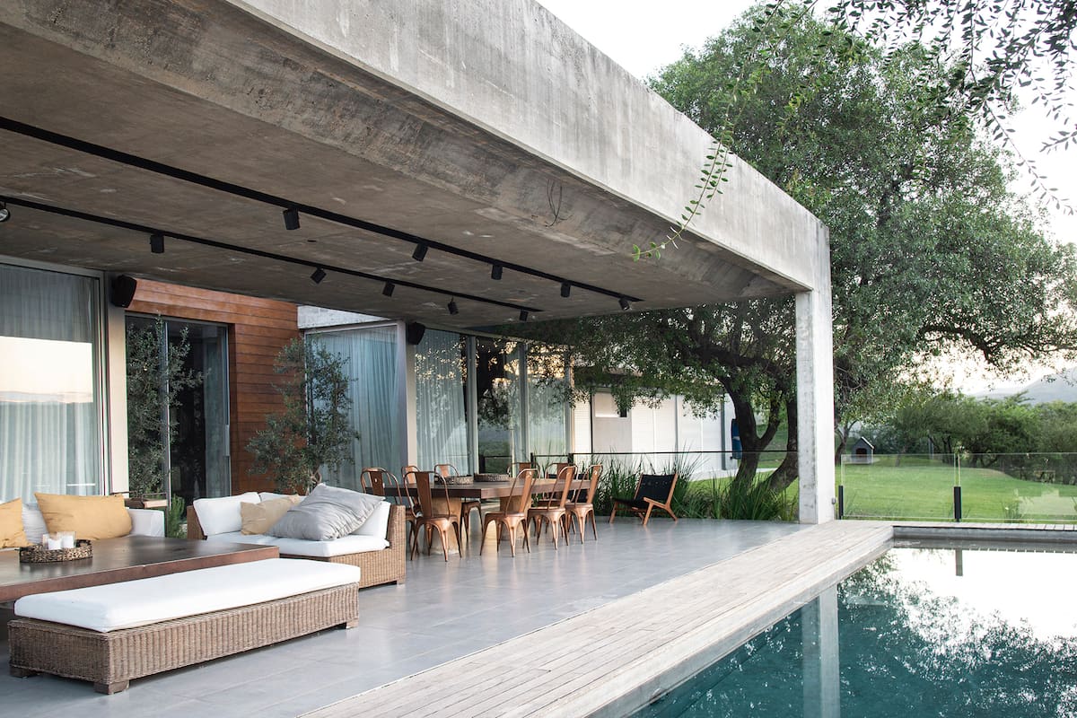 Una zona de descanso bajo los árboles