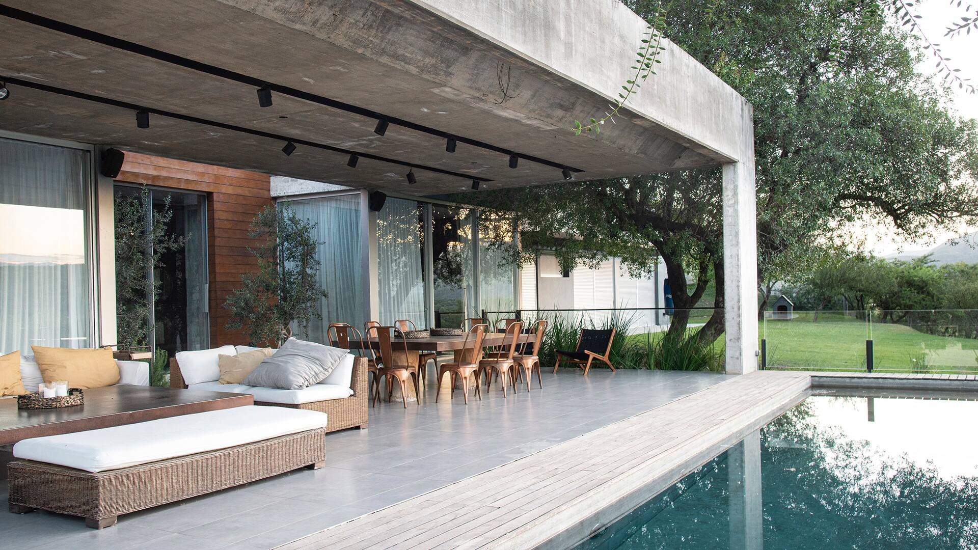 Una zona de descanso bajo los árboles