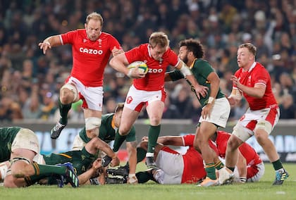 Gales no pasó por arriba a Sudáfrica, pero lo derrotó por primera vez como visitante y lo bajó del primer puesto del ranking; Nick Tompkins elude a la defensa de Springboks.