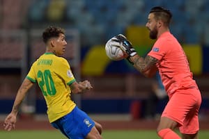 Galíndez atrapa la pelota ante Firmino en el 1-1 ante Brasil que posibilitó la clasificación de Ecuador a los cuartos de final