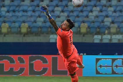 Galíndez lo intenta, pero apenas puede rozar la pelota en su viaje al ángulo