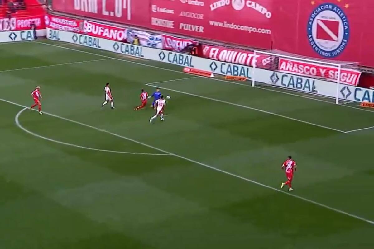 Galíndez roza con el dedo para desviar el mano a mano de Alan Lescano; Argentinos fue superior pero no pudo vencer a Huracán