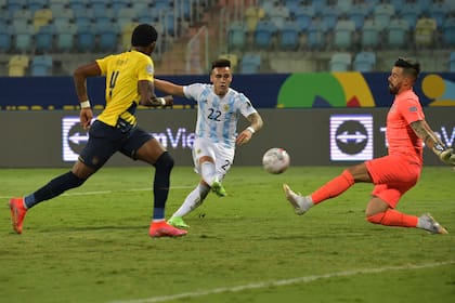 Galíndez sale a tapar un remate de Lautaro Martínez en un partido Argentina-Ecuador