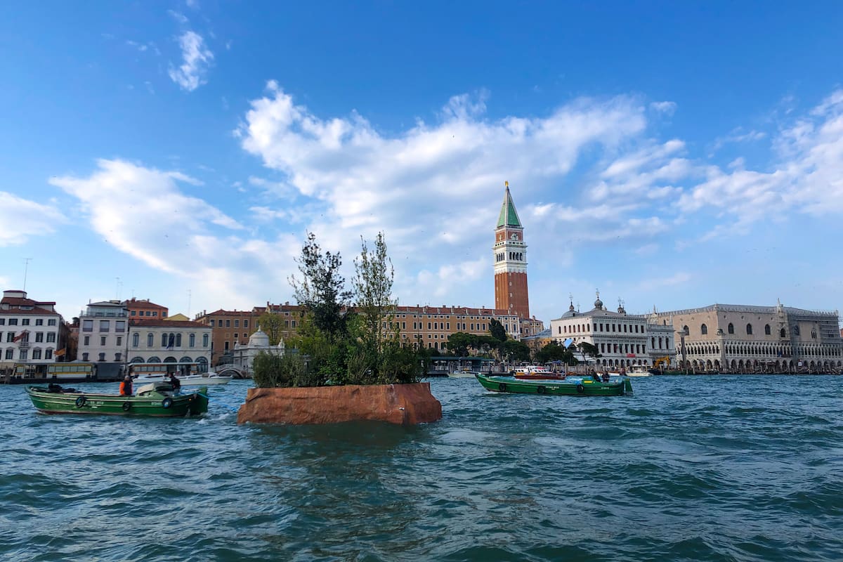 Galla, la instalación de Aaron Nachtailer que flota hasta hoy en el Gran Canal de Venecia