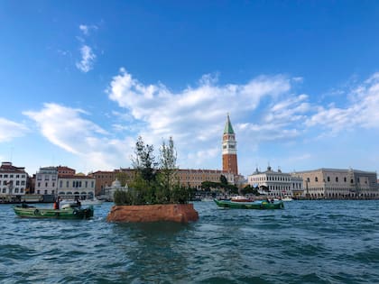 "Galla", la instalación de Aaron Nachtailer que flotó en el Gran Canal de Venecia durante la Bienal 2022