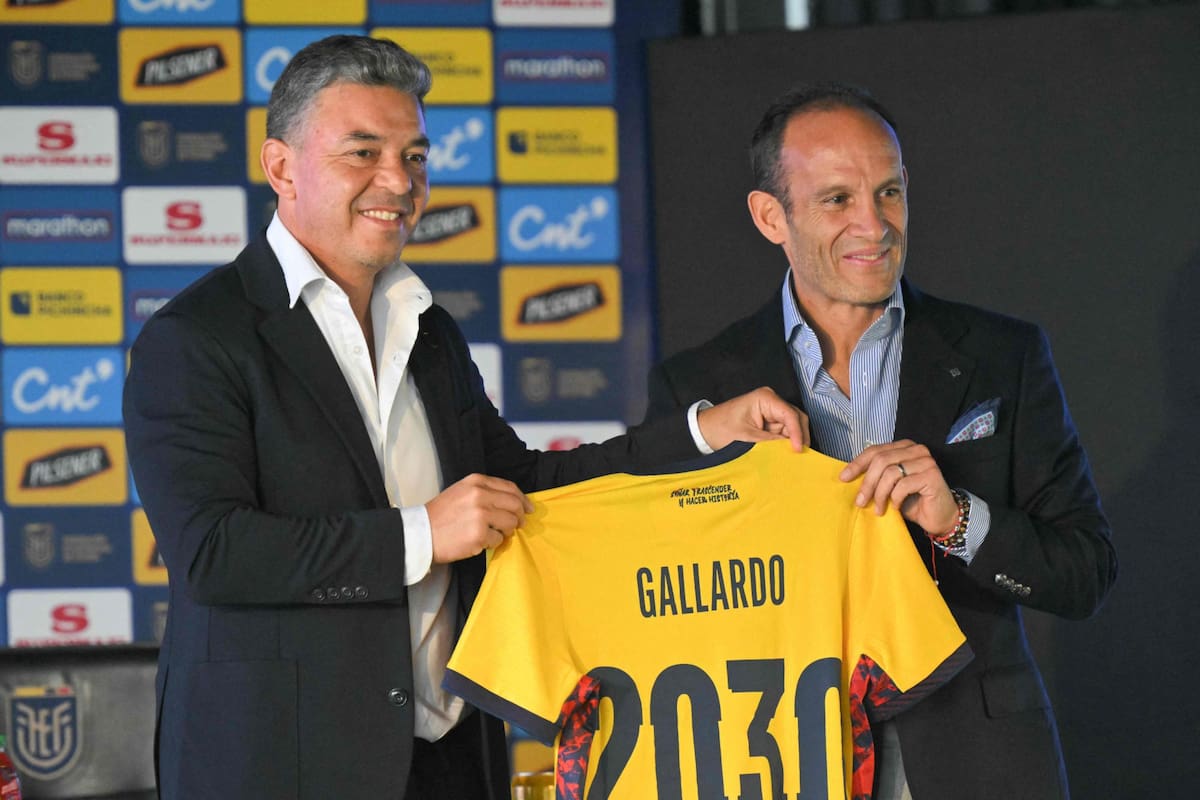Gallardo 2030, la camiseta y las sonrisas, con el presidente de la federación ecuatoriana