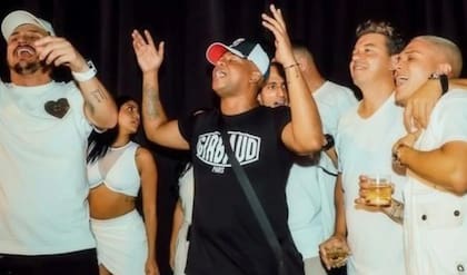 Gallardo abrazado a Quintero en una fiesta, tiempo después de la despedida del DT de River; "agua de color", llama el colombiano al contenido que está en los vasos...