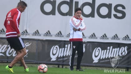 Gallardo, atento a los movimientos de Auzqui: pasó a ser el tercer delantero
