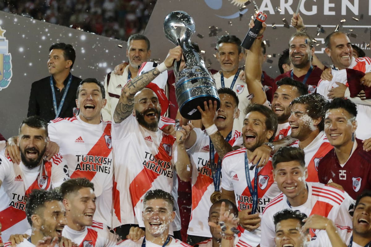 Gallardo atrás, Pibola con la Copa y Ponzio a su lado. La postal de River campeón