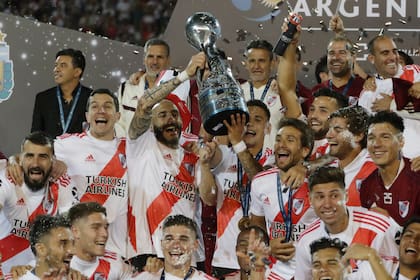 Gallardo atrás, Pibola con la Copa y Ponzio a su lado. La postal de River campeón