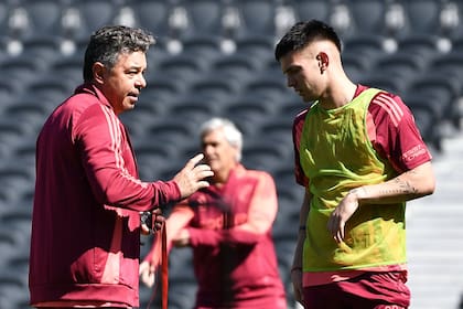 Gallardo charla con el juvenil Mastantuono, una de las opciones para reemplazar a Meza en la Bombonera