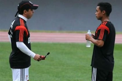 Gallardo charla con Franco López, el único de los juveniles convocados que tuvo minutos en Primera