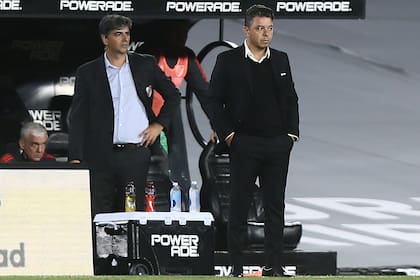 Gallardo, con gesto preocupado, junto a su ayudante Matías Biscay